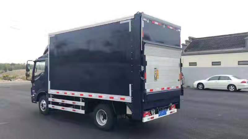 垂直(zhí)升降汽車尾闆