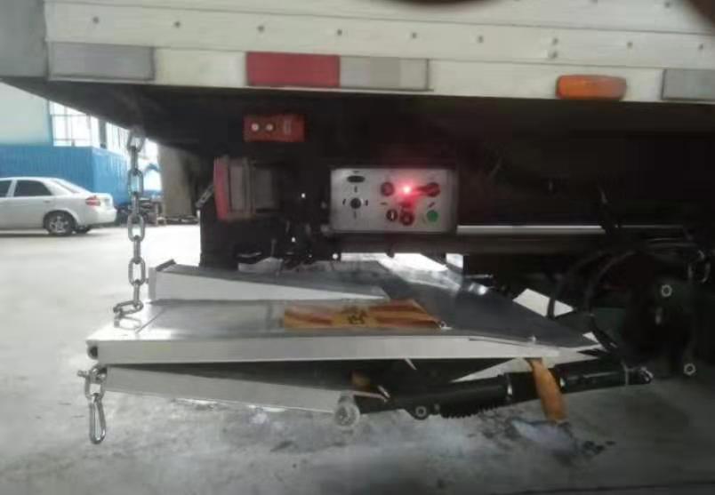 滑動折疊(dié)式汽車尾闆(pǎn)