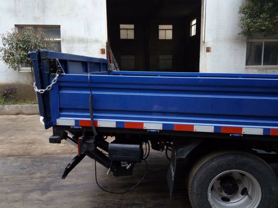 折(she)疊式汽車尾(wěi)闆