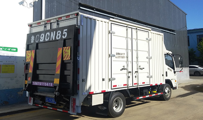 頂梁柱(zhu)汽車升降尾(wei)闆優點分析(xi)