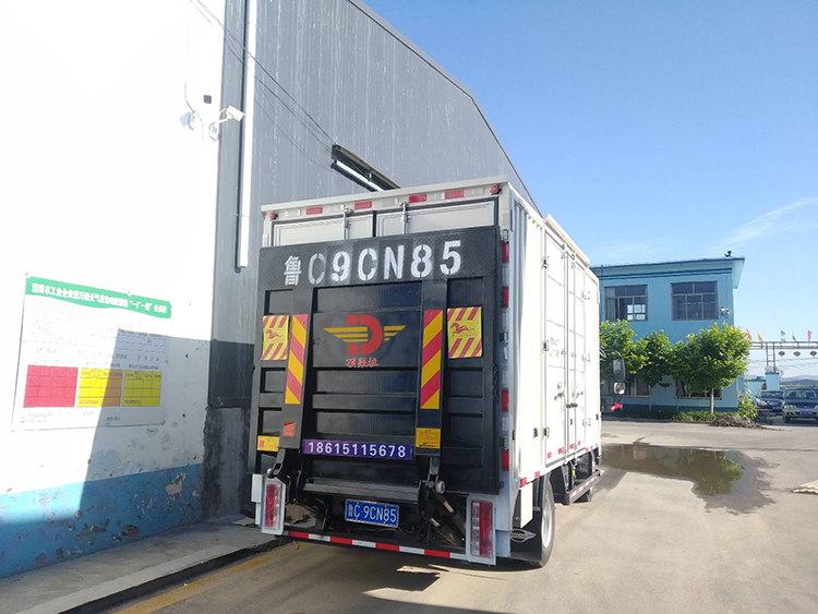 2.0T懸臂式汽車(che)尾闆