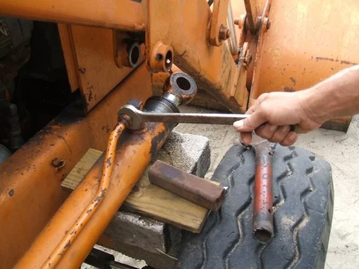 裝載機活塞杆(gan)的拆卸步驟釋放(fàng)壓力圖