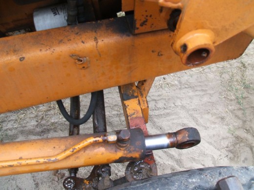 裝載(zǎi)機活塞杆的拆卸(xiè)步驟在木塊上支(zhi)撐圖